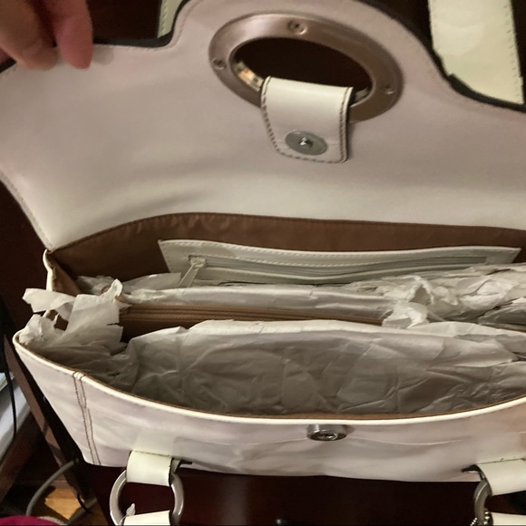A beautiful NWT white leather shoulder bag. - Picture 6 of 10